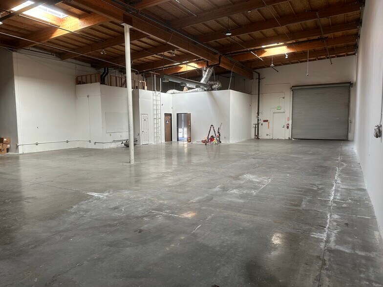 More Photos Of 41519 Cherry St, Murrieta Warehouse For Lease