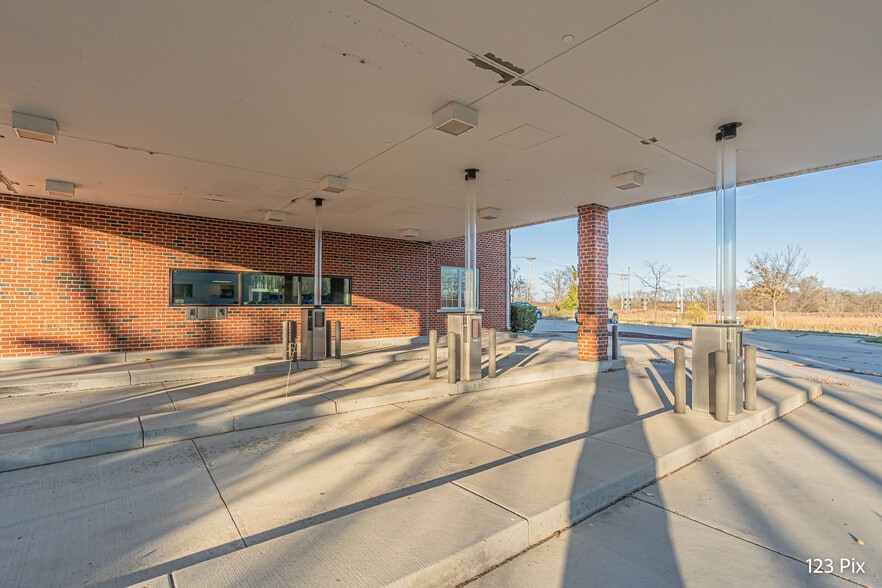 More Photos Of 41412 N Route 83, Antioch Office For Sale