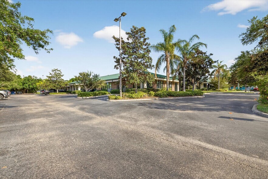 More Photos Of 14141 46th St N, Clearwater Medical For Sale