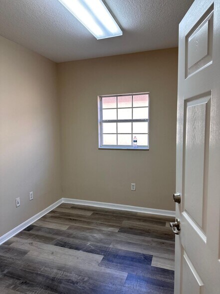 More Photos Of 1133-1135 Professional Park Dr, Brandon Medical For Lease