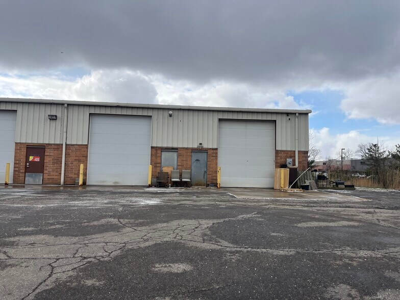 More Photos Of 100 Pelret Industrial Pky, Berea Showroom For Lease