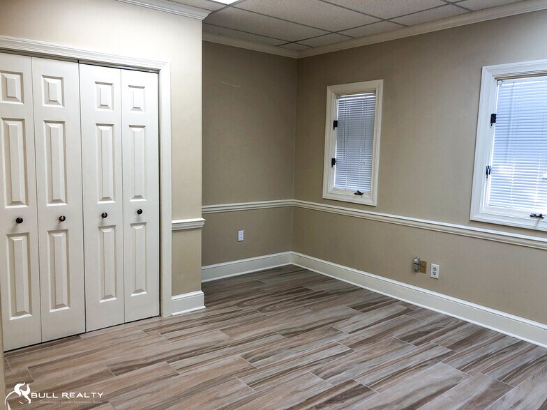 More Photos Of 200 Market Pl, Roswell Office Residential For Lease