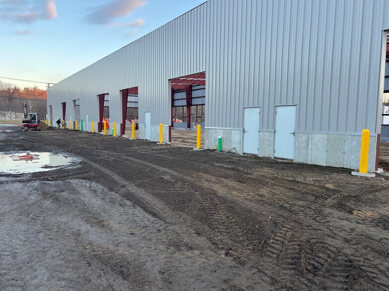 More Photos Of 984 Federal Rd, Brookfield Warehouse For Lease