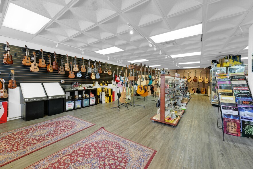 More Photos Of 1333-1335 Johnston Rd, White Rock Storefront For Sale