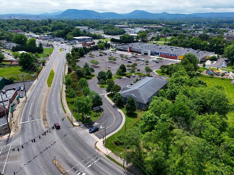More Photos Of 2502 Melrose Ave NW, Roanoke Storefront Retail Office For Lease