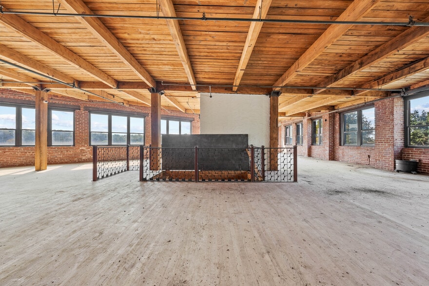 More Photos Of 6100 Wilson Ave, Kansas City Warehouse For Sale