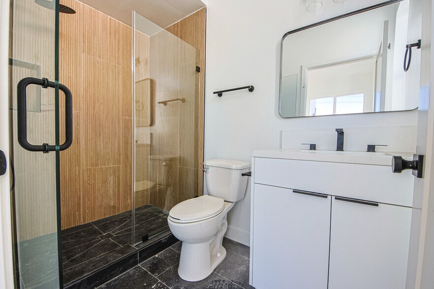 More Photos Of 6401 Odessa Ave, Lake Balboa Multifamily For Sale