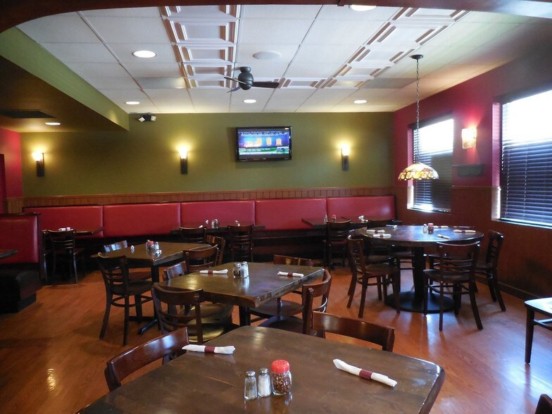 More Photos Of 6831 W North Ave, Oak Park Restaurant For Sale