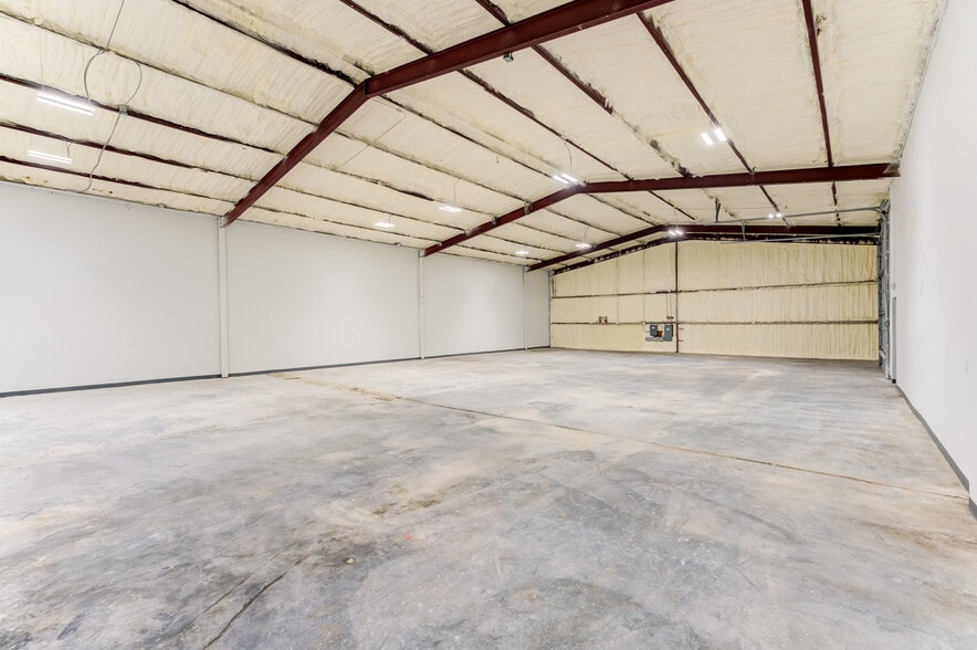 More Photos Of 10215 Papalote St, Houston Showroom For Lease