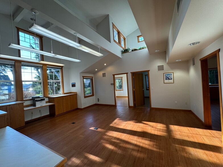 More Photos Of 301 W Blackburn Rd, Mount Vernon Office For Lease