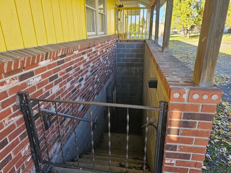 More Photos Of 14966 Thompson Ave, Middlefield Daycare Center For Lease