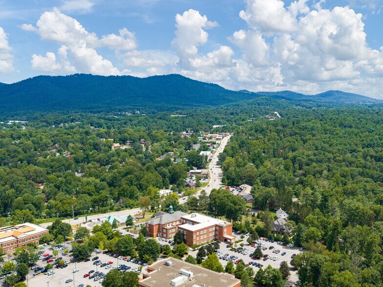 More Photos Of 4 Vanderbilt Park Dr, Asheville Office For Sale