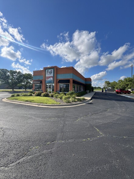 Primary Photo Of 6566 E Riverside Blvd, Loves Park Fast Food For Lease