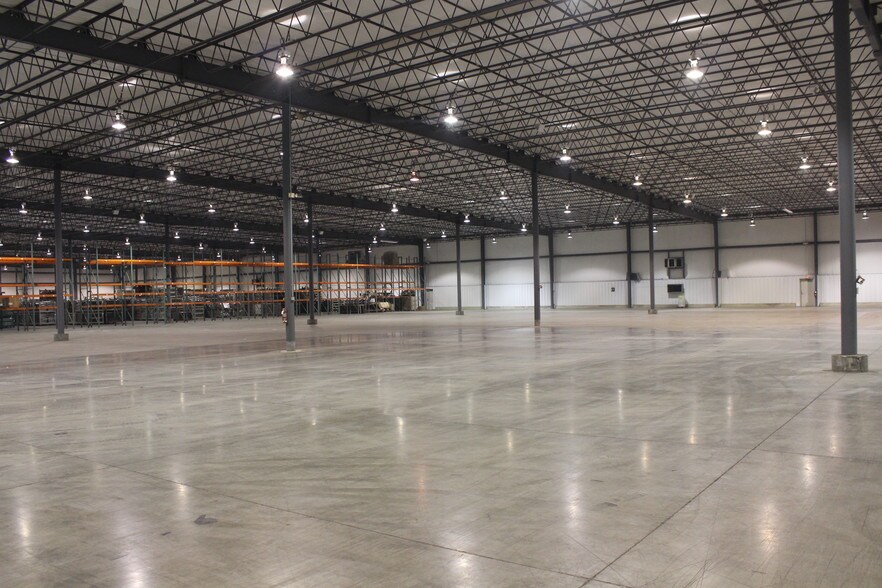 More Photos Of 715 East St, Grinnell Distribution For Lease