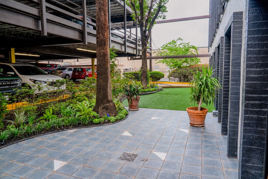 More Photos Of 4151 Southwest Fwy, Houston Office For Lease
