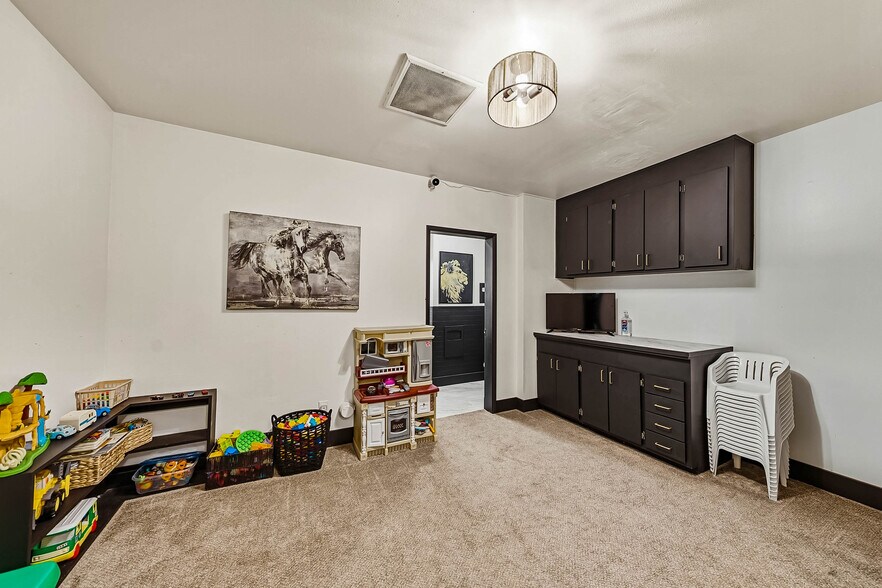 More Photos Of 239 SE G St, Grants Pass General Retail For Sale