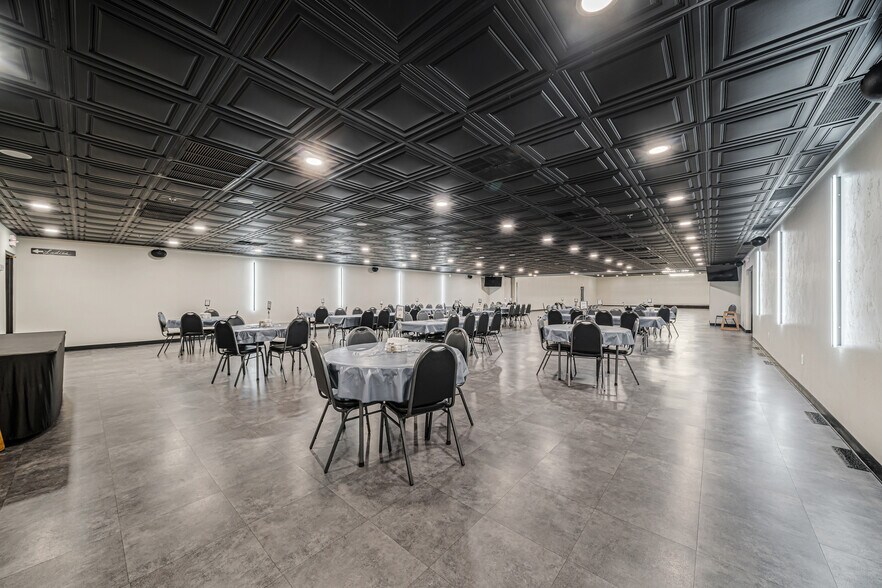 More Photos Of 689 Broadway, Berlin Restaurant For Sale