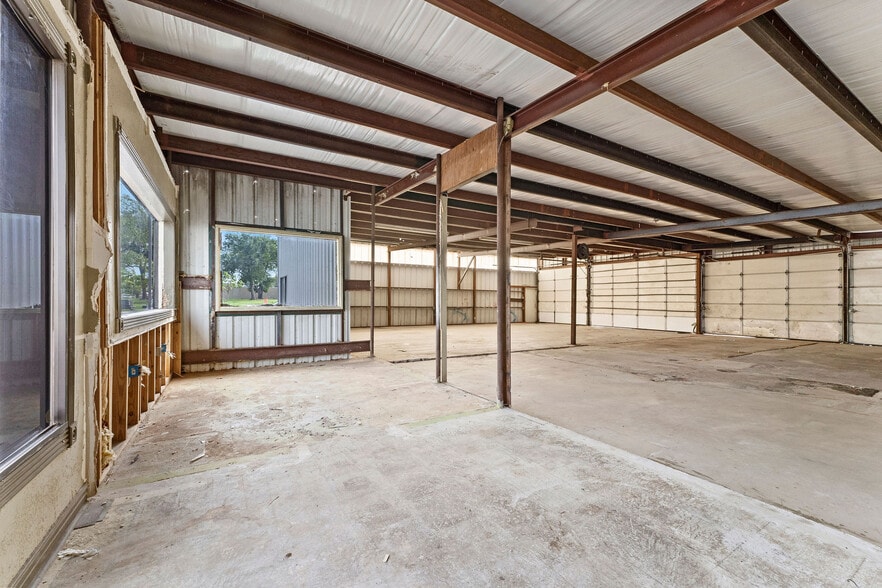 More Photos Of 107 N Danville St, Willis Showroom For Lease