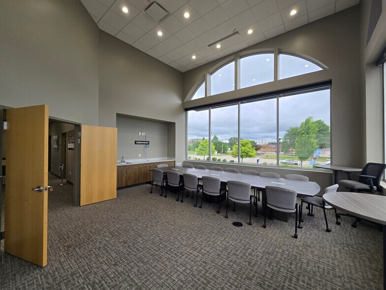 More Photos Of 1595 W Lake Lansing Rd, East Lansing Storefront For Lease