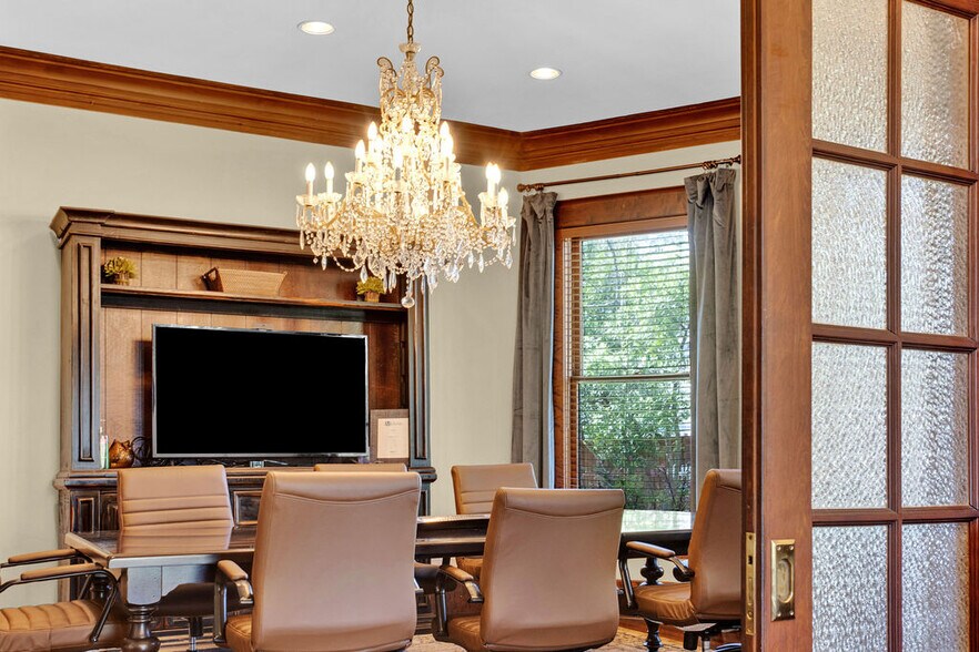 More Photos Of 313 E Charnwood St, Tyler Office For Lease