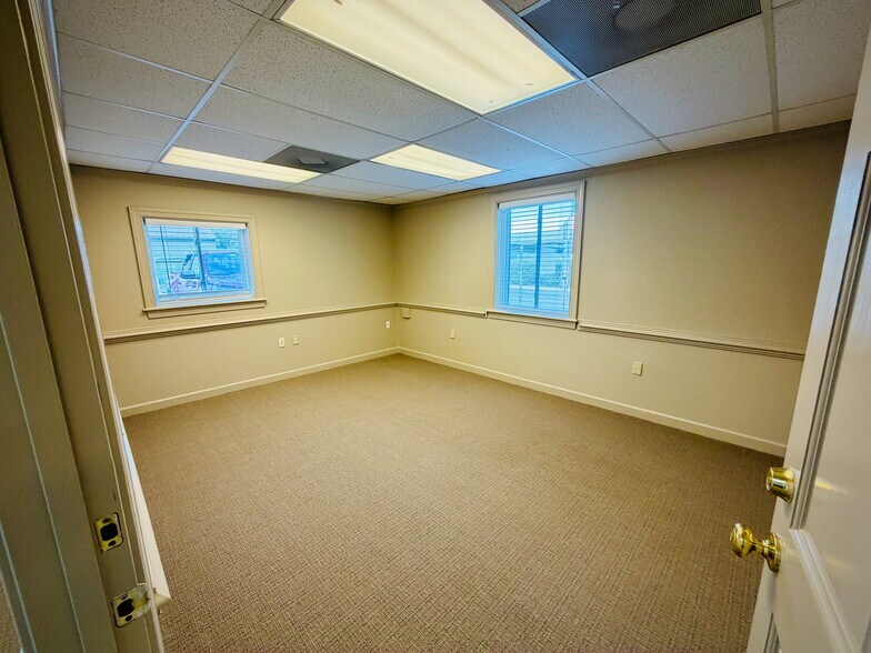 More Photos Of 12484c Warwick Blvd, Newport News Office For Lease