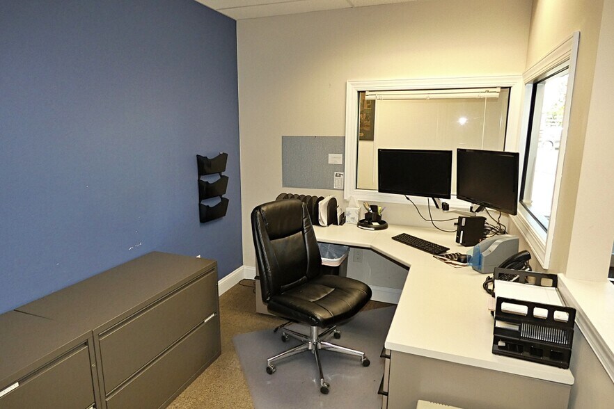 More Photos Of 10 W Main St, Lancaster Flex For Lease