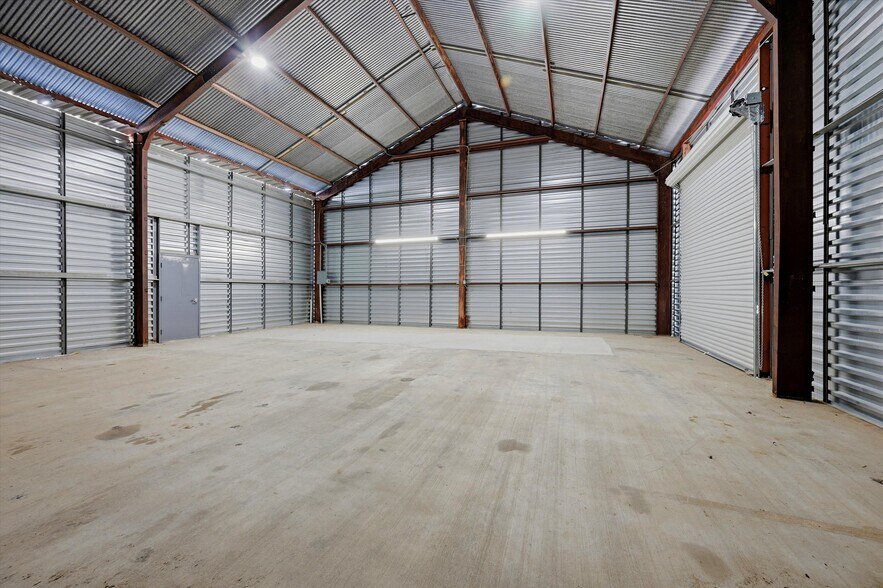 More Photos Of 224 E Cottage St, Sherman Warehouse For Sale