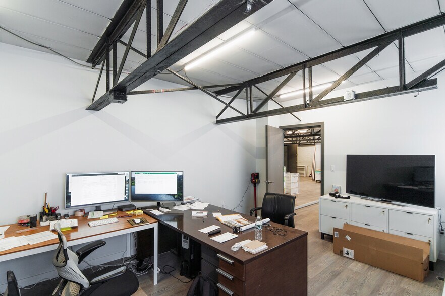 More Photos Of 1819 Gilford Ave, New Hyde Park Warehouse For Lease