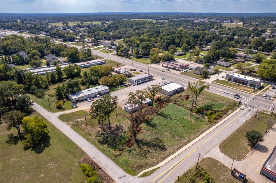 More Photos Of 906 S Main St, Lindale Light Distribution For Sale