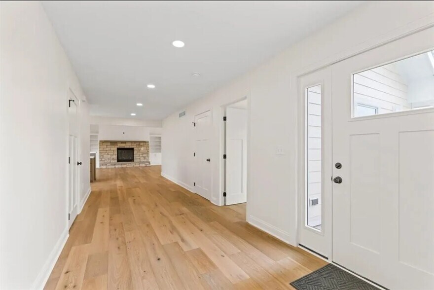 More Photos Of 1805 S 8th Ave E, Newton Specialty For Sale