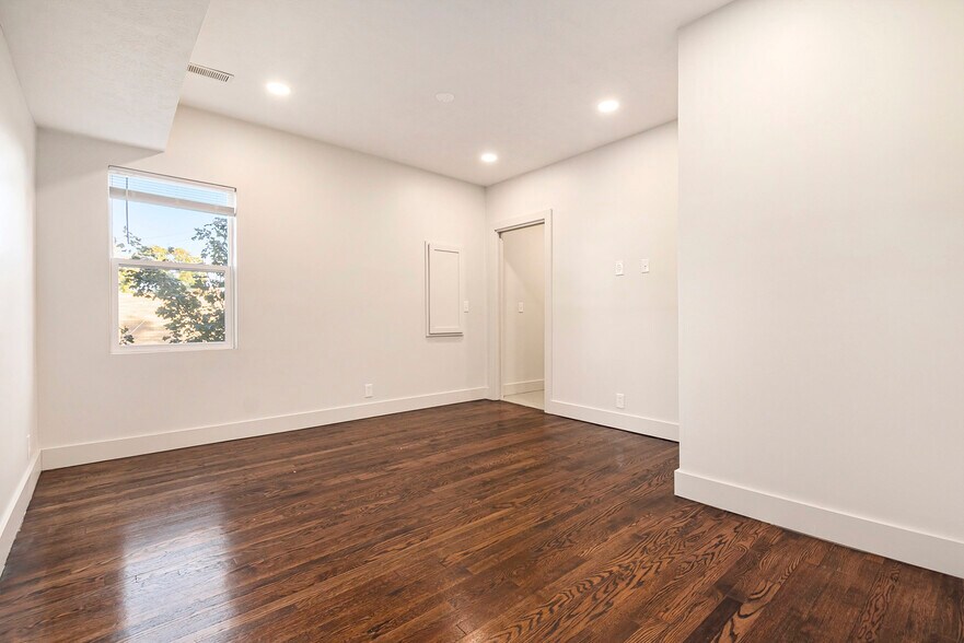 More Photos Of 2601-2603 N 45th St, Omaha Storefront Retail Residential For Sale