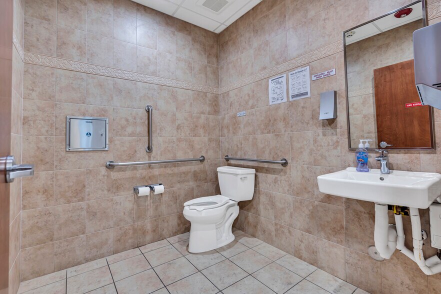 More Photos Of 500 Park Ave, Manalapan Township Medical For Lease