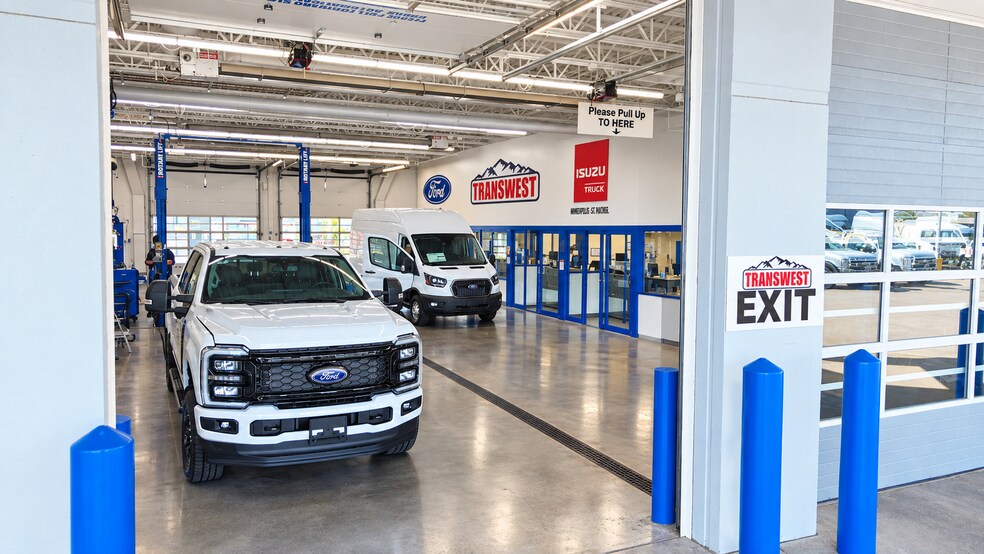 More Photos Of 2425 Broadway St NE, Minneapolis Auto Dealership For Sale