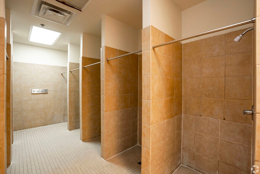 More Photos Of 8915 San Dario Ave, Laredo Truck Stop For Lease