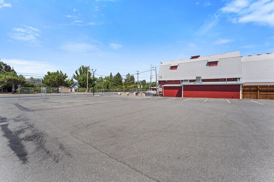 More Photos Of 2039 Redwood Ave, Grants Pass Restaurant For Sale