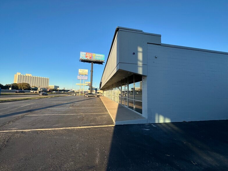 More Photos Of 6809-6815 Southwest Fwy Hov Ln, Houston Unknown For Lease