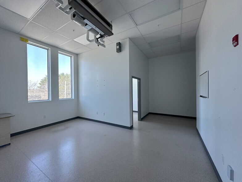 More Photos Of 33 Omni Cir, Auburn Distribution For Lease