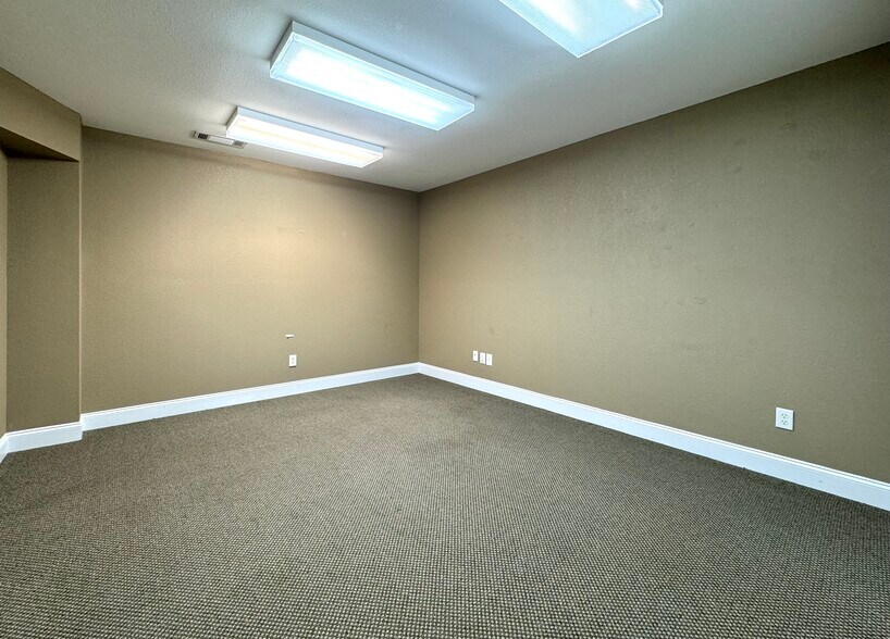 More Photos Of 144 Commerce Pky, Cornelia Flex For Sale