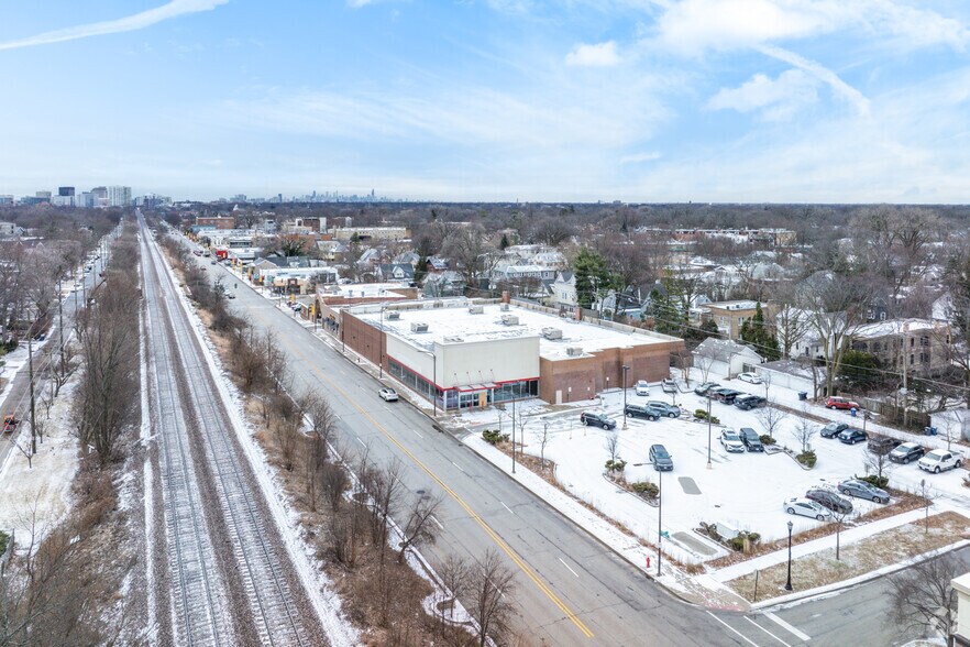 More Photos Of 2722 Green Bay Rd, Evanston Freestanding For Sale