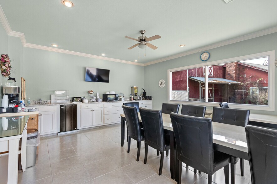 More Photos Of 110 Huntsville Rd, Eureka Springs Hotel For Sale