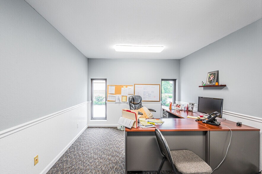 More Photos Of 1502 Westen St, Bowling Green Office For Sale