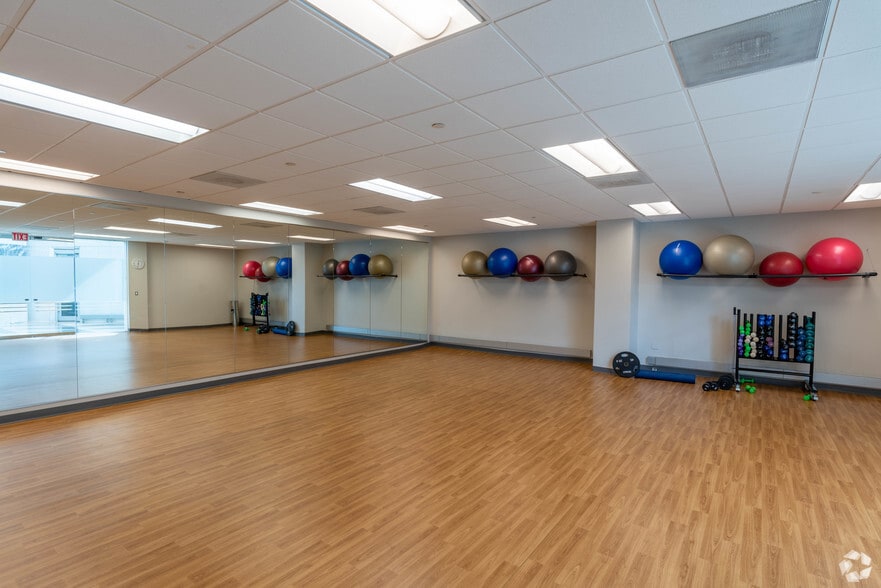 More Photos Of 1 Tower Ln, Oakbrook Terrace Office For Lease