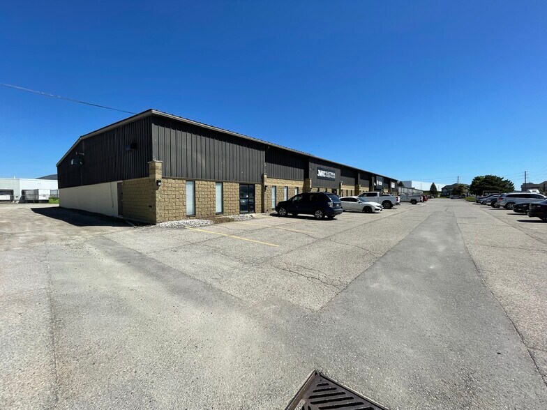 More Photos Of 576 Elgin St, Brantford Warehouse For Lease