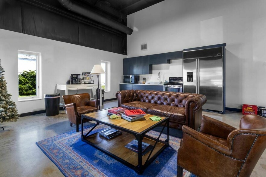 More Photos Of 15402 Stony Creek Way, Noblesville Warehouse For Lease