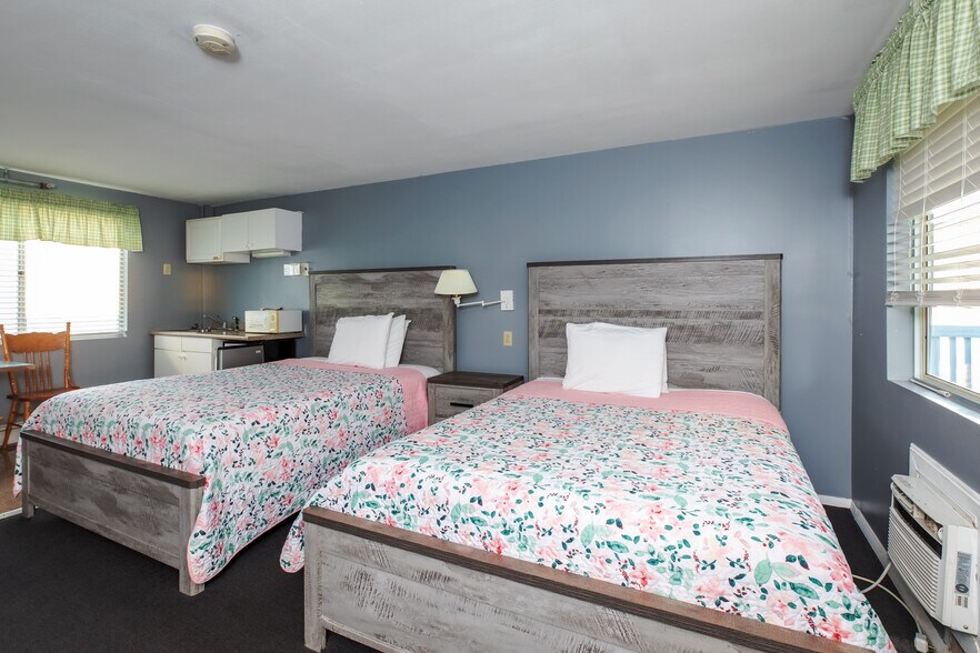 More Photos Of 198 Ashworth Ave, Hampton Hotel For Sale