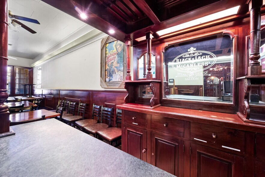 More Photos Of 107 S Beaton St, Corsicana Storefront For Sale