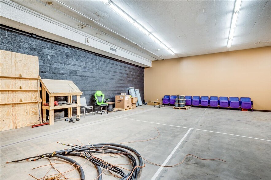 More Photos Of 722 4th ave, Hutchinson Office For Sale