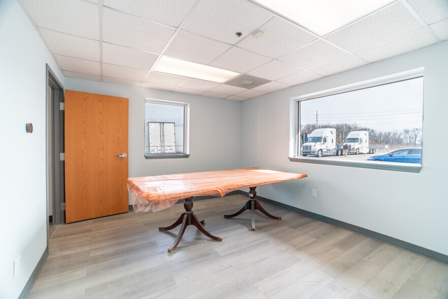 More Photos Of 125-127 Byassee Dr, Hazelwood Warehouse For Lease