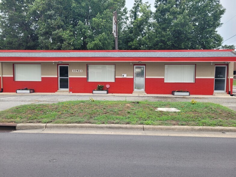 Primary Photo Of 10923 N Main St, Archdale Storefront For Lease