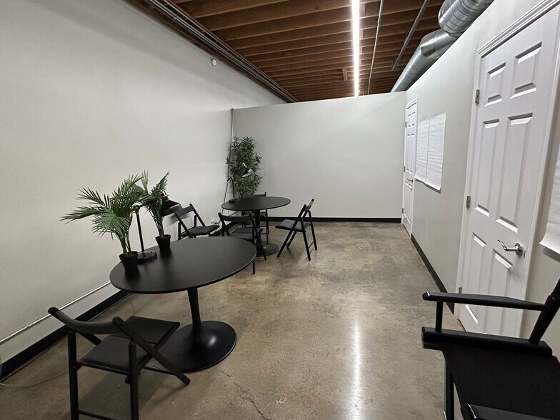 More Photos Of 2807 W Empire Ave, Burbank Flex For Lease